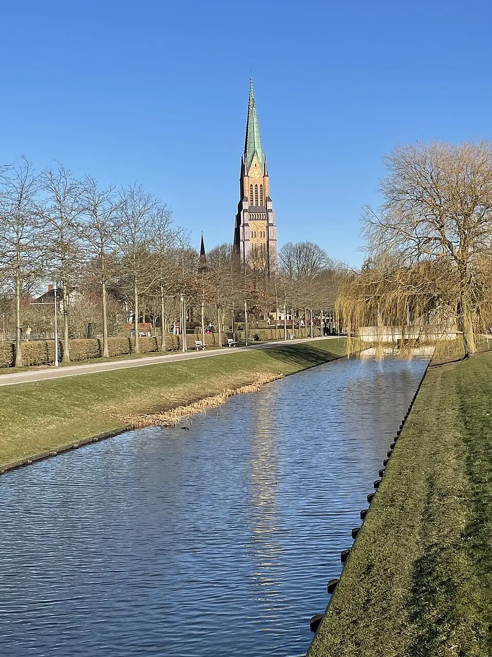 Der Schleswiger Dom, über das Wasser der Schlei hinweg gesehen und darin gespiegelt